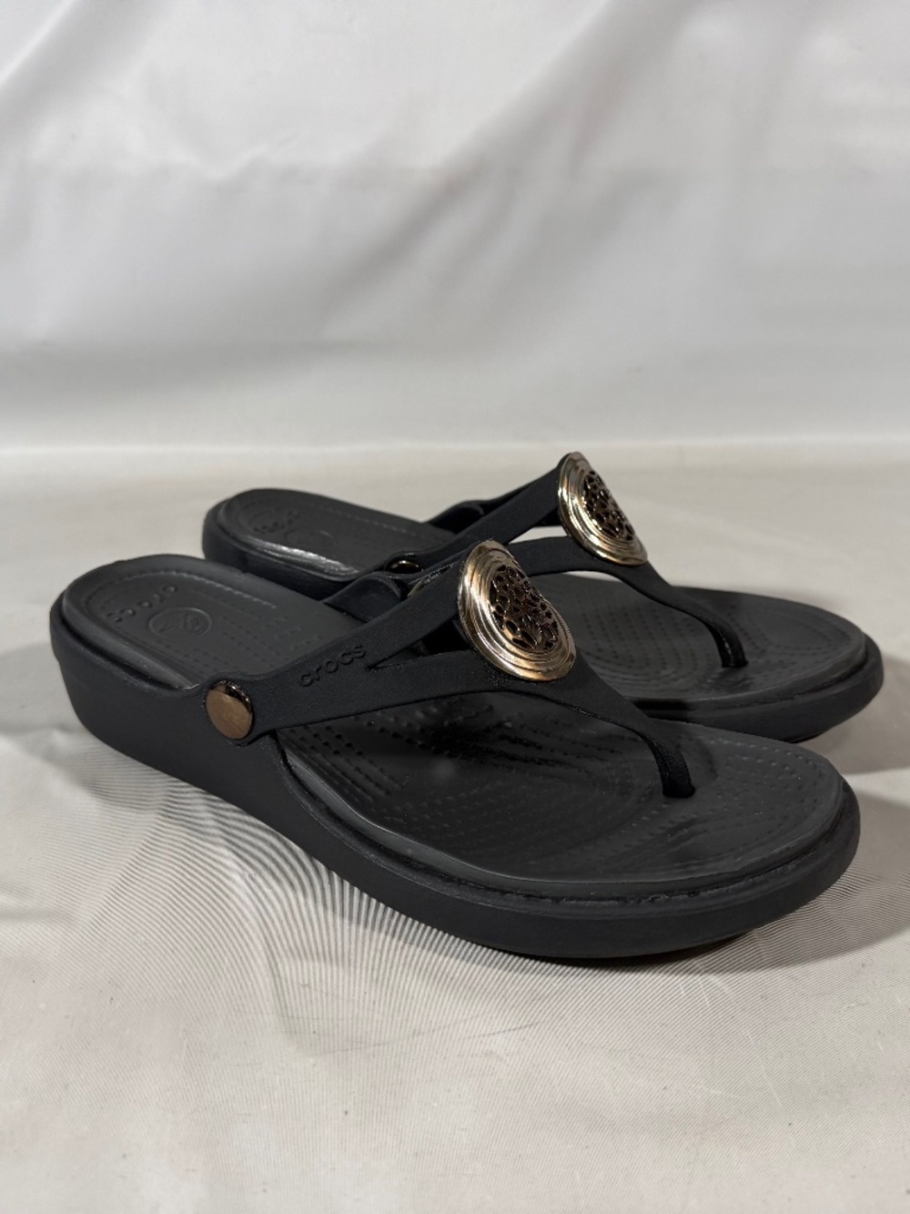Crocs Womens Sanrah Beveled Circle Wedge Comfort Sandals Slip On Waterproof Sz 6